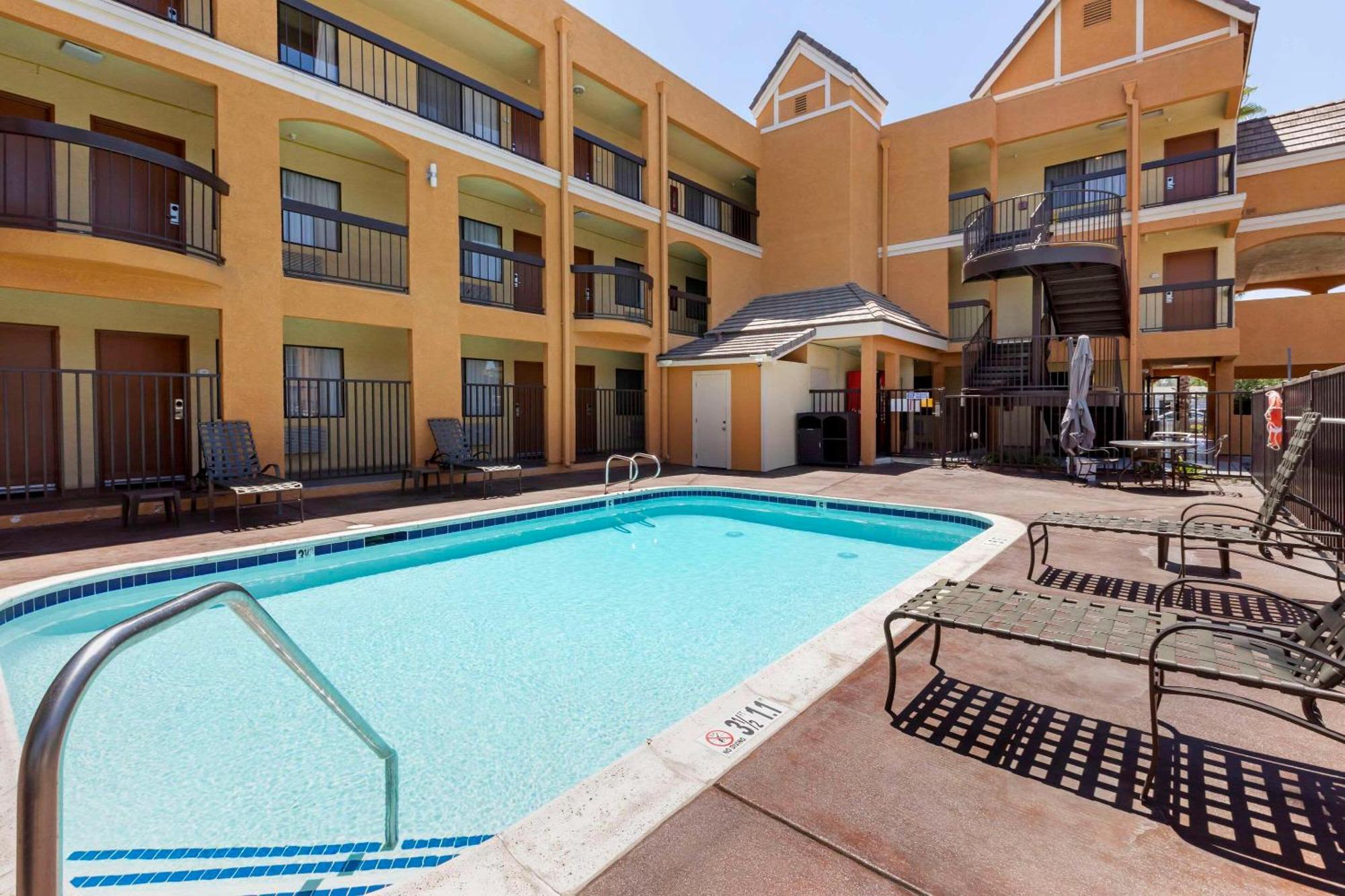 Quality Inn & Suites Westminster Seal Beach Esterno foto