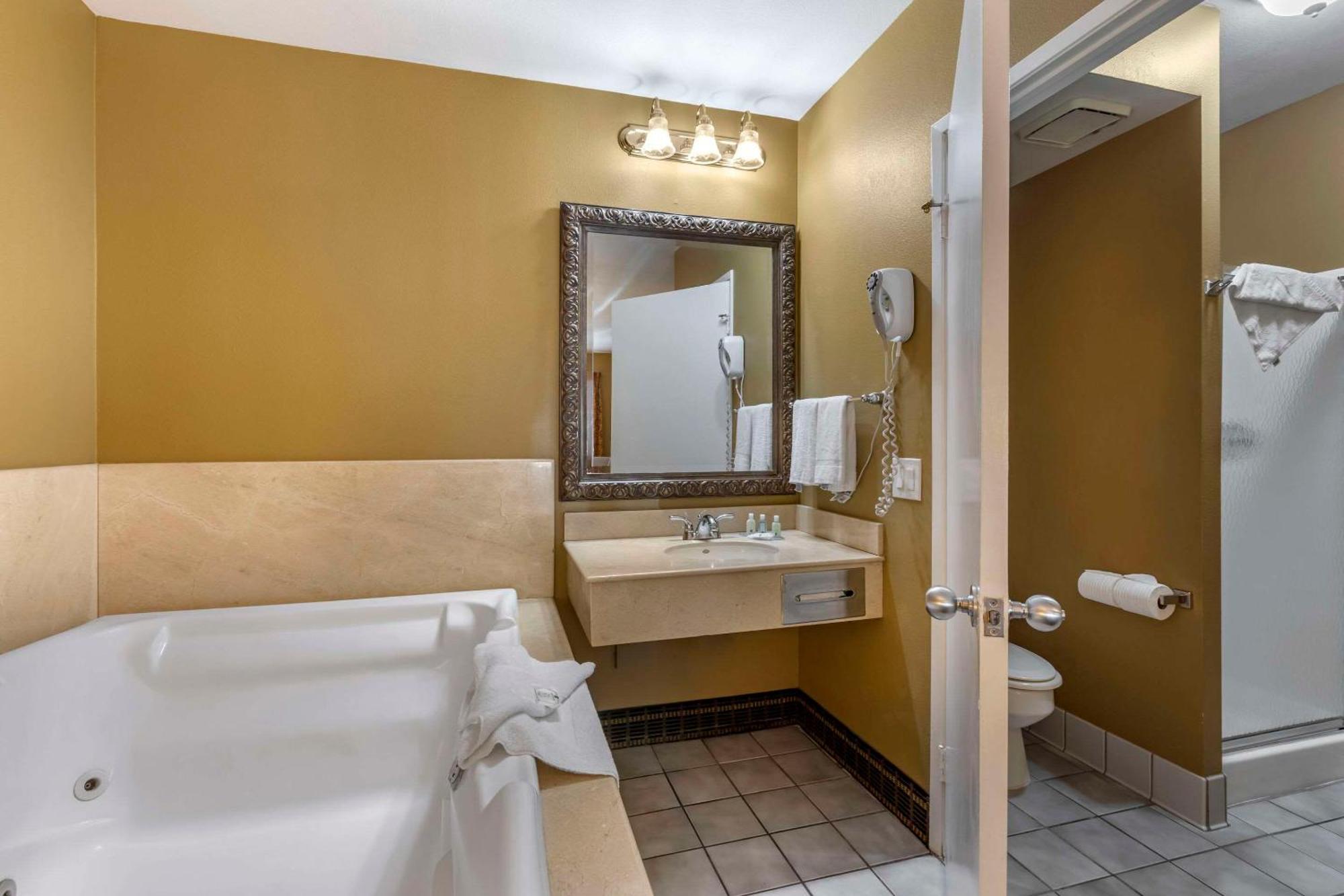 Quality Inn & Suites Westminster Seal Beach Esterno foto