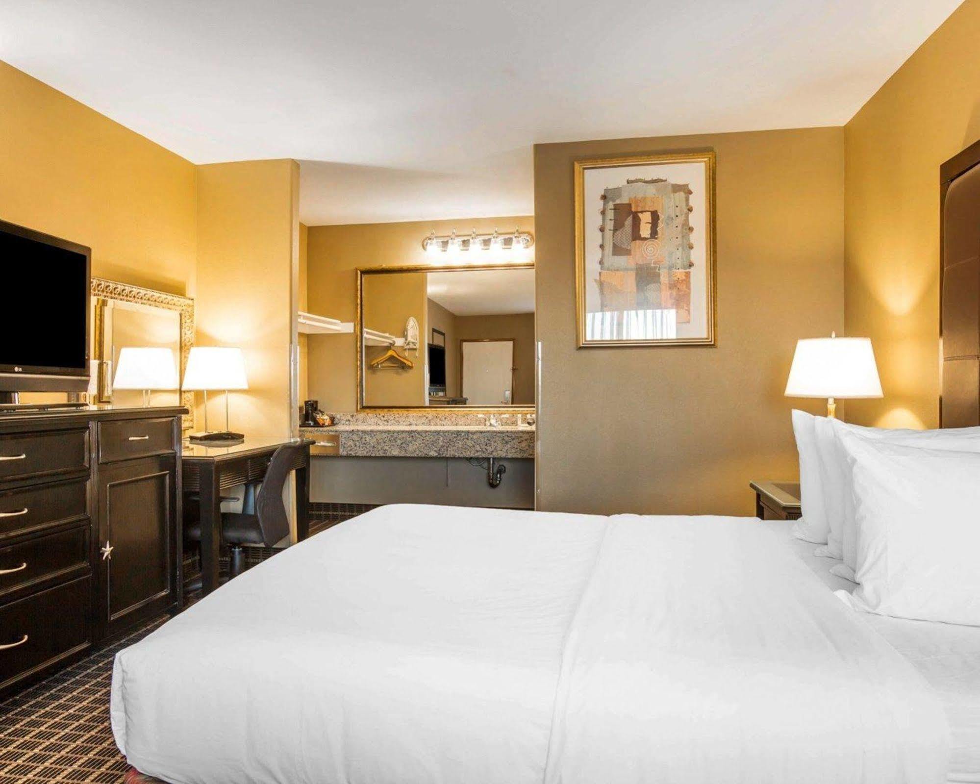 Quality Inn & Suites Westminster Seal Beach Esterno foto